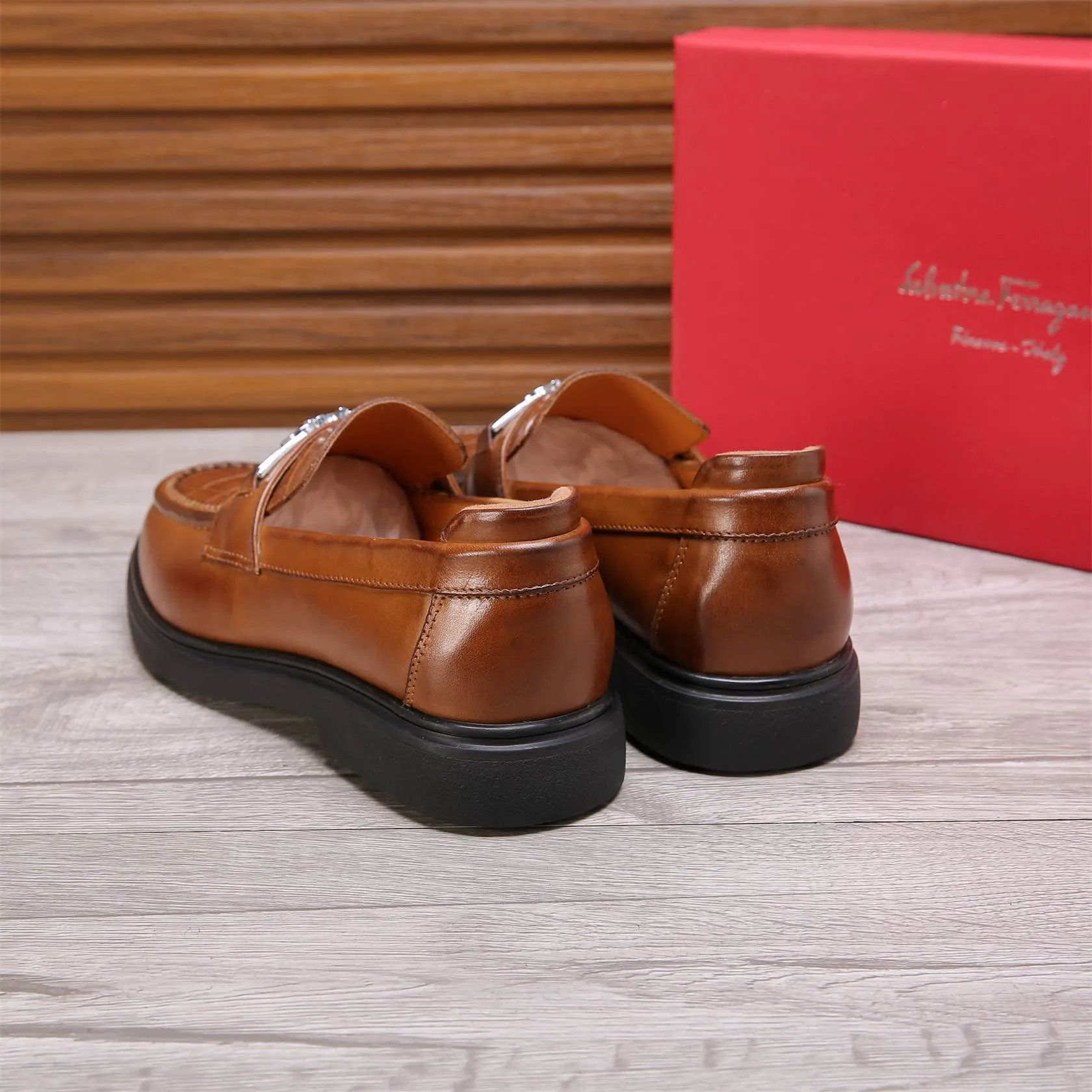 Men's shoes 💰460 🕷🕷🐂【Ferragamo】Ferragamo Popular fashionable casual shoes🇨🇳Official website counter 1:1 production, original mold opening💯Good quality visible, imported high-end first-layer waxed calfskin, water-dyed🐂leather lining🌿very clear texture, high-quality waterproof, non-slip and wear-resistant outsole🎋high quality and low price, truly handmade🍓Black optional! Code number 38-44 (45-46 customized)......